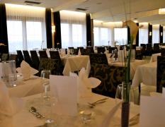 Hotel und Restaurant Christkindlwirt Restaurant mit gedeckten Tischen im Hotel und Restaurant Christkindlwirt