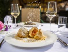 Hotel-Restaurant Kirchenwirt Ein gedeckter Tisch im Restaurant des Hotels Kirchenwirt