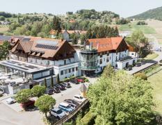 Vulkanlandhotel**** Legenstein Aussenansicht des Vulkanlandhotels Legenstein