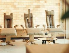 Blick auf drei Infrarotliegen im Wellnessbereich des Hotels Ferienwelt Kesselgrub