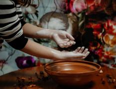 Im Thermal Resort Lendava macht eine Frau gerade eine Paraffinpackung an den Händen