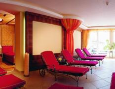 Ruheraum mit vielen Entspannungsliegen in rot im Hotel Post am See