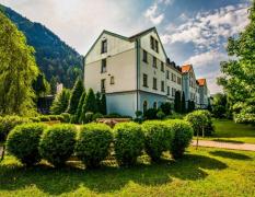 Aussenansicht des Hotels Zdravilisce Lasko mit Gartenanlage