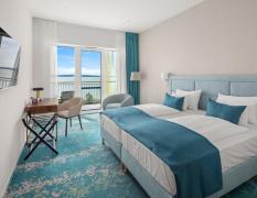 Doppelzimmer mit türkisem Dekor und Blick auf den Plattensee im Hotel Sirius