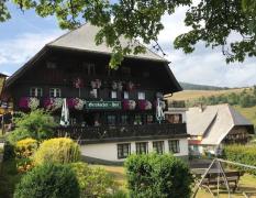 Aussenansicht mit Garten des Genusshotels Gersbacher Hof