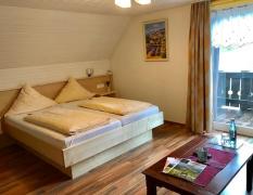 Blick in das Zimmer Nr. 9 mit Doppelbett des Genusshotels Gersbacher Hof