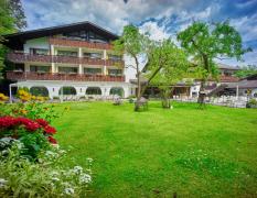 Alpenhof Grainau Aussenansicht vom Garten aus des Alpenhofes Grainau