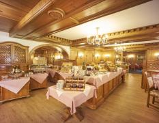 Restaurant mit gedeckten Tischen im Alpenhof Grainau
