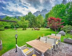 Blick auf die Terrasse und den Garten im Alpenhof Grainau