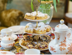 Frühstückstisch mit verschiedenen Kuchen im Hotel Sonnenhof