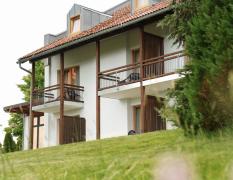 Blick auf die Balkone im Hotel Sonnenhof Tante ALMA´s Sommerfrische
