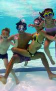 H2O Hotel-Therme-Resort***plus Eine Familie unter Wasser im Pool des H2O Hotel-Therme-Resorts